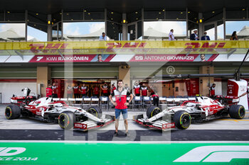 2021-12-12 - Photographer Florent GOODEN preparing the Alfa Romeo Racing ORLEN Team picture during the Formula 1 Etihad Airways Abu Dhabi Grand Prix 2021, 22th round of the 2021 FIA Formula One World Championship from December 10 to 12, 2021 on the Yas Marina Circuit, in Yas Island, Abu Dhabi - FORMULA 1 ETIHAD AIRWAYS ABU DHABI GRAND PRIX 2021, 22TH ROUND OF THE 2021 FIA FORMULA ONE WORLD CHAMPIONSHIP - FORMULA 1 - MOTORS