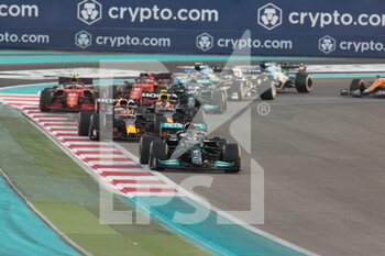 2021-12-12 - start of the race, depart, 44 HAMILTON Lewis (gbr), Mercedes AMG F1 GP W12 E Performance, action during the Formula 1 Etihad Airways Abu Dhabi Grand Prix 2021, 22th round of the 2021 FIA Formula One World Championship from December 10 to 12, 2021 on the Yas Marina Circuit, in Yas Island, Abu Dhabi - FORMULA 1 ETIHAD AIRWAYS ABU DHABI GRAND PRIX 2021, 22TH ROUND OF THE 2021 FIA FORMULA ONE WORLD CHAMPIONSHIP - FORMULA 1 - MOTORS
