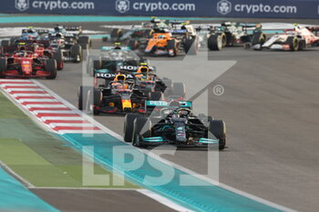 2021-12-12 - start of the race, depart, 44 HAMILTON Lewis (gbr), Mercedes AMG F1 GP W12 E Performance, action during the Formula 1 Etihad Airways Abu Dhabi Grand Prix 2021, 22th round of the 2021 FIA Formula One World Championship from December 10 to 12, 2021 on the Yas Marina Circuit, in Yas Island, Abu Dhabi - FORMULA 1 ETIHAD AIRWAYS ABU DHABI GRAND PRIX 2021, 22TH ROUND OF THE 2021 FIA FORMULA ONE WORLD CHAMPIONSHIP - FORMULA 1 - MOTORS