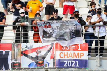 2021-12-12 - spectators, fans VERSTAPPEN Max (ned), Red Bull Racing Honda RB16B, HAMILTON Lewis (gbr), Mercedes AMG F1 GP W12 E Performance, portrait during the Formula 1 Etihad Airways Abu Dhabi Grand Prix 2021, 22th round of the 2021 FIA Formula One World Championship from December 10 to 12, 2021 on the Yas Marina Circuit, in Yas Island, Abu Dhabi - FORMULA 1 ETIHAD AIRWAYS ABU DHABI GRAND PRIX 2021, 22TH ROUND OF THE 2021 FIA FORMULA ONE WORLD CHAMPIONSHIP - FORMULA 1 - MOTORS