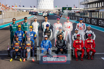 2021-12-12 - F1 drivers group photo during the Formula 1 Etihad Airways Abu Dhabi Grand Prix 2021, 22th round of the 2021 FIA Formula One World Championship from December 10 to 12, 2021 on the Yas Marina Circuit, in Yas Island, Abu Dhabi - FORMULA 1 ETIHAD AIRWAYS ABU DHABI GRAND PRIX 2021, 22TH ROUND OF THE 2021 FIA FORMULA ONE WORLD CHAMPIONSHIP - FORMULA 1 - MOTORS