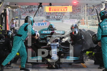 2021-12-12 - 44 HAMILTON Lewis (gbr), Mercedes AMG F1 GP W12 E Performance, action pitstop during the Formula 1 Etihad Airways Abu Dhabi Grand Prix 2021, 22th round of the 2021 FIA Formula One World Championship from December 10 to 12, 2021 on the Yas Marina Circuit, in Yas Island, Abu Dhabi - FORMULA 1 ETIHAD AIRWAYS ABU DHABI GRAND PRIX 2021, 22TH ROUND OF THE 2021 FIA FORMULA ONE WORLD CHAMPIONSHIP - FORMULA 1 - MOTORS