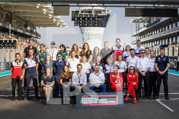 2021-12-12 - press officers group photo during the Formula 1 Etihad Airways Abu Dhabi Grand Prix 2021, 22th round of the 2021 FIA Formula One World Championship from December 10 to 12, 2021 on the Yas Marina Circuit, in Yas Island, Abu Dhabi - FORMULA 1 ETIHAD AIRWAYS ABU DHABI GRAND PRIX 2021, 22TH ROUND OF THE 2021 FIA FORMULA ONE WORLD CHAMPIONSHIP - FORMULA 1 - MOTORS
