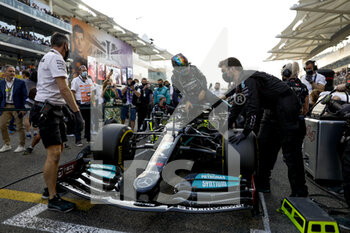 2021-12-12 - 44 HAMILTON Lewis (gbr), Mercedes AMG F1 GP W12 E Performance, action during the Formula 1 Etihad Airways Abu Dhabi Grand Prix 2021, 22th round of the 2021 FIA Formula One World Championship from December 10 to 12, 2021 on the Yas Marina Circuit, in Yas Island, Abu Dhabi - FORMULA 1 ETIHAD AIRWAYS ABU DHABI GRAND PRIX 2021, 22TH ROUND OF THE 2021 FIA FORMULA ONE WORLD CHAMPIONSHIP - FORMULA 1 - MOTORS