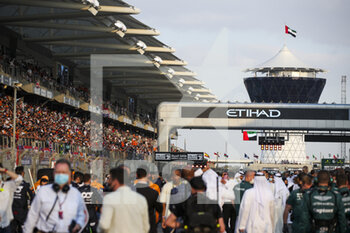2021-12-12 - Ambiance on the starting grid, grille de depart, during the Formula 1 Etihad Airways Abu Dhabi Grand Prix 2021, 22th round of the 2021 FIA Formula One World Championship from December 10 to 12, 2021 on the Yas Marina Circuit, in Yas Island, Abu Dhabi - FORMULA 1 ETIHAD AIRWAYS ABU DHABI GRAND PRIX 2021, 22TH ROUND OF THE 2021 FIA FORMULA ONE WORLD CHAMPIONSHIP - FORMULA 1 - MOTORS