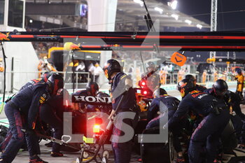 2021-12-12 - pitstop 33 VERSTAPPEN Max (nld), Red Bull Racing Honda RB16B, action during the Formula 1 Etihad Airways Abu Dhabi Grand Prix 2021, 22th round of the 2021 FIA Formula One World Championship from December 10 to 12, 2021 on the Yas Marina Circuit, in Yas Island, Abu Dhabi - FORMULA 1 ETIHAD AIRWAYS ABU DHABI GRAND PRIX 2021, 22TH ROUND OF THE 2021 FIA FORMULA ONE WORLD CHAMPIONSHIP - FORMULA 1 - MOTORS