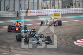 2021-12-12 - 44 HAMILTON Lewis (gbr), Mercedes AMG F1 GP W12 E Performance, action and 33 VERSTAPPEN Max (nld), Red Bull Racing Honda RB16B during the Formula 1 Etihad Airways Abu Dhabi Grand Prix 2021, 22th round of the 2021 FIA Formula One World Championship from December 10 to 12, 2021 on the Yas Marina Circuit, in Yas Island, Abu Dhabi - FORMULA 1 ETIHAD AIRWAYS ABU DHABI GRAND PRIX 2021, 22TH ROUND OF THE 2021 FIA FORMULA ONE WORLD CHAMPIONSHIP - FORMULA 1 - MOTORS