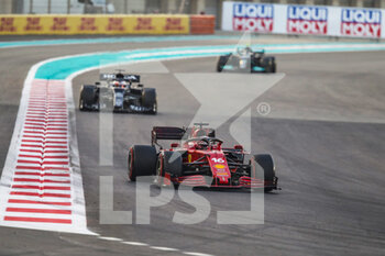 2021-12-12 - 16 LECLERC Charles (mco), Scuderia Ferrari SF21, action during the Formula 1 Etihad Airways Abu Dhabi Grand Prix 2021, 22th round of the 2021 FIA Formula One World Championship from December 10 to 12, 2021 on the Yas Marina Circuit, in Yas Island, Abu Dhabi - FORMULA 1 ETIHAD AIRWAYS ABU DHABI GRAND PRIX 2021, 22TH ROUND OF THE 2021 FIA FORMULA ONE WORLD CHAMPIONSHIP - FORMULA 1 - MOTORS