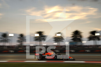 2021-12-12 - 11 PEREZ Sergio (mex), Red Bull Racing Honda RB16B, action during the Formula 1 Etihad Airways Abu Dhabi Grand Prix 2021, 22th round of the 2021 FIA Formula One World Championship from December 10 to 12, 2021 on the Yas Marina Circuit, in Yas Island, Abu Dhabi - FORMULA 1 ETIHAD AIRWAYS ABU DHABI GRAND PRIX 2021, 22TH ROUND OF THE 2021 FIA FORMULA ONE WORLD CHAMPIONSHIP - FORMULA 1 - MOTORS