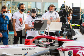 2021-12-12 - Alfa Romeo Racing ORLEN C41 team during the Formula 1 Etihad Airways Abu Dhabi Grand Prix 2021, 22th round of the 2021 FIA Formula One World Championship from December 10 to 12, 2021 on the Yas Marina Circuit, in Yas Island, Abu Dhabi - FORMULA 1 ETIHAD AIRWAYS ABU DHABI GRAND PRIX 2021, 22TH ROUND OF THE 2021 FIA FORMULA ONE WORLD CHAMPIONSHIP - FORMULA 1 - MOTORS