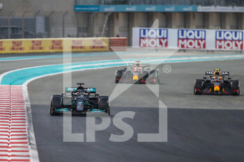 2021-12-12 - 44 HAMILTON Lewis (gbr), Mercedes AMG F1 GP W12 E Performance with 33 VERSTAPPEN Max (nld), Red Bull Racing Honda RB16B and 11 PEREZ Sergio (mex), Red Bull Racing Honda RB16B, action during the Formula 1 Etihad Airways Abu Dhabi Grand Prix 2021, 22th round of the 2021 FIA Formula One World Championship from December 10 to 12, 2021 on the Yas Marina Circuit, in Yas Island, Abu Dhabi - FORMULA 1 ETIHAD AIRWAYS ABU DHABI GRAND PRIX 2021, 22TH ROUND OF THE 2021 FIA FORMULA ONE WORLD CHAMPIONSHIP - FORMULA 1 - MOTORS