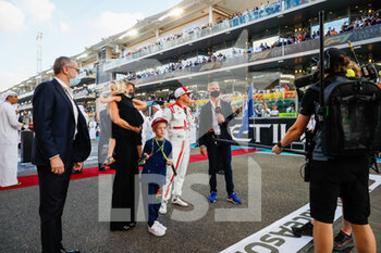 2021-12-12 - RAIKKONEN Kimi (fin), Alfa Romeo Racing ORLEN C41, portrait with his family on the grid during the Formula 1 Etihad Airways Abu Dhabi Grand Prix 2021, 22th round of the 2021 FIA Formula One World Championship from December 10 to 12, 2021 on the Yas Marina Circuit, in Yas Island, Abu Dhabi - FORMULA 1 ETIHAD AIRWAYS ABU DHABI GRAND PRIX 2021, 22TH ROUND OF THE 2021 FIA FORMULA ONE WORLD CHAMPIONSHIP - FORMULA 1 - MOTORS