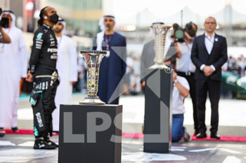 2021-12-12 - World champion constructor trophy on the starting grid, grille de depart, during the Formula 1 Etihad Airways Abu Dhabi Grand Prix 2021, 22th round of the 2021 FIA Formula One World Championship from December 10 to 12, 2021 on the Yas Marina Circuit, in Yas Island, Abu Dhabi - FORMULA 1 ETIHAD AIRWAYS ABU DHABI GRAND PRIX 2021, 22TH ROUND OF THE 2021 FIA FORMULA ONE WORLD CHAMPIONSHIP - FORMULA 1 - MOTORS