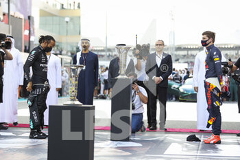 2021-12-12 - HAMILTON Lewis (gbr), Mercedes AMG F1 GP W12 E Performance, VERSTAPPEN Max (ned), Red Bull Racing Honda RB16B, F1 Trophy during the Formula 1 Etihad Airways Abu Dhabi Grand Prix 2021, 22th round of the 2021 FIA Formula One World Championship from December 10 to 12, 2021 on the Yas Marina Circuit, in Yas Island, Abu Dhabi - FORMULA 1 ETIHAD AIRWAYS ABU DHABI GRAND PRIX 2021, 22TH ROUND OF THE 2021 FIA FORMULA ONE WORLD CHAMPIONSHIP - FORMULA 1 - MOTORS
