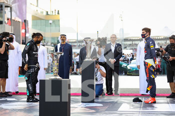 2021-12-12 - HAMILTON Lewis (gbr), Mercedes AMG F1 GP W12 E Performance, VERSTAPPEN Max (ned), Red Bull Racing Honda RB16B, portrait during the Formula 1 Etihad Airways Abu Dhabi Grand Prix 2021, 22th round of the 2021 FIA Formula One World Championship from December 10 to 12, 2021 on the Yas Marina Circuit, in Yas Island, Abu Dhabi - FORMULA 1 ETIHAD AIRWAYS ABU DHABI GRAND PRIX 2021, 22TH ROUND OF THE 2021 FIA FORMULA ONE WORLD CHAMPIONSHIP - FORMULA 1 - MOTORS