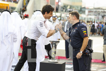 2021-12-12 - WOLFF Toto (aut), Team Principal & CEO Mercedes AMG F1 GP, HORNER Christian (gbr), Team Principal of Red Bull Racing, portrait F1 Trophy during the Formula 1 Etihad Airways Abu Dhabi Grand Prix 2021, 22th round of the 2021 FIA Formula One World Championship from December 10 to 12, 2021 on the Yas Marina Circuit, in Yas Island, Abu Dhabi - FORMULA 1 ETIHAD AIRWAYS ABU DHABI GRAND PRIX 2021, 22TH ROUND OF THE 2021 FIA FORMULA ONE WORLD CHAMPIONSHIP - FORMULA 1 - MOTORS