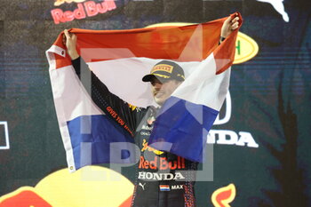 2021-12-12 - VERSTAPPEN Max (ned), Red Bull Racing Honda RB16B, portrait podium during the Formula 1 Etihad Airways Abu Dhabi Grand Prix 2021, 22th round of the 2021 FIA Formula One World Championship from December 10 to 12, 2021 on the Yas Marina Circuit, in Yas Island, Abu Dhabi - FORMULA 1 ETIHAD AIRWAYS ABU DHABI GRAND PRIX 2021, 22TH ROUND OF THE 2021 FIA FORMULA ONE WORLD CHAMPIONSHIP - FORMULA 1 - MOTORS