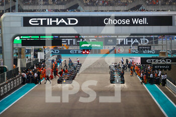 2021-12-12 - starting grid, grille de depart, during the Formula 1 Etihad Airways Abu Dhabi Grand Prix 2021, 22th round of the 2021 FIA Formula One World Championship from December 10 to 12, 2021 on the Yas Marina Circuit, in Yas Island, Abu Dhabi - FORMULA 1 ETIHAD AIRWAYS ABU DHABI GRAND PRIX 2021, 22TH ROUND OF THE 2021 FIA FORMULA ONE WORLD CHAMPIONSHIP - FORMULA 1 - MOTORS