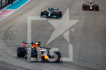 2021-12-12 - 33 VERSTAPPEN Max (nld), Red Bull Racing Honda RB16B, action during the Formula 1 Etihad Airways Abu Dhabi Grand Prix 2021, 22th round of the 2021 FIA Formula One World Championship from December 10 to 12, 2021 on the Yas Marina Circuit, in Yas Island, Abu Dhabi - FORMULA 1 ETIHAD AIRWAYS ABU DHABI GRAND PRIX 2021, 22TH ROUND OF THE 2021 FIA FORMULA ONE WORLD CHAMPIONSHIP - FORMULA 1 - MOTORS