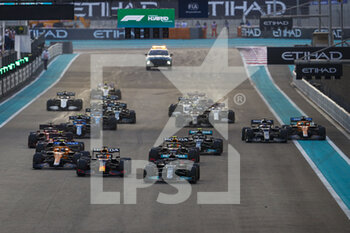 2021-12-12 - Start of the race, 44 HAMILTON Lewis (gbr), Mercedes AMG F1 GP W12 E Performance, 33 VERSTAPPEN Max (nld), Red Bull Racing Honda RB16B, action during the Formula 1 Etihad Airways Abu Dhabi Grand Prix 2021, 22th round of the 2021 FIA Formula One World Championship from December 10 to 12, 2021 on the Yas Marina Circuit, in Yas Island, Abu Dhabi - FORMULA 1 ETIHAD AIRWAYS ABU DHABI GRAND PRIX 2021, 22TH ROUND OF THE 2021 FIA FORMULA ONE WORLD CHAMPIONSHIP - FORMULA 1 - MOTORS