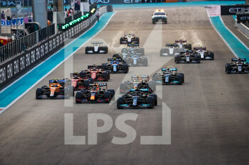 2021-12-12 - start of the race, depart, 33 VERSTAPPEN Max (nld), Red Bull Racing Honda RB16B, 44 HAMILTON Lewis (gbr), Mercedes AMG F1 GP W12 E Performance, action during the Formula 1 Etihad Airways Abu Dhabi Grand Prix 2021, 22th round of the 2021 FIA Formula One World Championship from December 10 to 12, 2021 on the Yas Marina Circuit, in Yas Island, Abu Dhabi - FORMULA 1 ETIHAD AIRWAYS ABU DHABI GRAND PRIX 2021, 22TH ROUND OF THE 2021 FIA FORMULA ONE WORLD CHAMPIONSHIP - FORMULA 1 - MOTORS