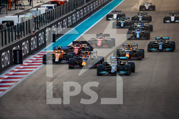 2021-12-12 - start of the race, depart, 33 VERSTAPPEN Max (nld), Red Bull Racing Honda RB16B, 44 HAMILTON Lewis (gbr), Mercedes AMG F1 GP W12 E Performance, 44 HAMILTON Lewis (gbr), Mercedes AMG F1 GP W12 E Performance, action during the Formula 1 Etihad Airways Abu Dhabi Grand Prix 2021, 22th round of the 2021 FIA Formula One World Championship from December 10 to 12, 2021 on the Yas Marina Circuit, in Yas Island, Abu Dhabi - FORMULA 1 ETIHAD AIRWAYS ABU DHABI GRAND PRIX 2021, 22TH ROUND OF THE 2021 FIA FORMULA ONE WORLD CHAMPIONSHIP - FORMULA 1 - MOTORS