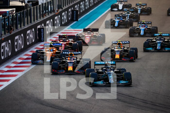 2021-12-12 - start of the race, depart, 33 VERSTAPPEN Max (nld), Red Bull Racing Honda RB16B, 44 HAMILTON Lewis (gbr), Mercedes AMG F1 GP W12 E Performance, 44 HAMILTON Lewis (gbr), Mercedes AMG F1 GP W12 E Performance, action during the Formula 1 Etihad Airways Abu Dhabi Grand Prix 2021, 22th round of the 2021 FIA Formula One World Championship from December 10 to 12, 2021 on the Yas Marina Circuit, in Yas Island, Abu Dhabi - FORMULA 1 ETIHAD AIRWAYS ABU DHABI GRAND PRIX 2021, 22TH ROUND OF THE 2021 FIA FORMULA ONE WORLD CHAMPIONSHIP - FORMULA 1 - MOTORS