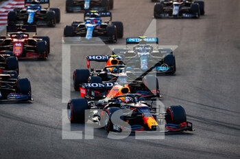 2021-12-12 - start of the race, depart, 33 VERSTAPPEN Max (nld), Red Bull Racing Honda RB16B, action during the Formula 1 Etihad Airways Abu Dhabi Grand Prix 2021, 22th round of the 2021 FIA Formula One World Championship from December 10 to 12, 2021 on the Yas Marina Circuit, in Yas Island, Abu Dhabi - FORMULA 1 ETIHAD AIRWAYS ABU DHABI GRAND PRIX 2021, 22TH ROUND OF THE 2021 FIA FORMULA ONE WORLD CHAMPIONSHIP - FORMULA 1 - MOTORS