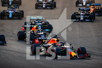 2021-12-12 - start of the race, depart, 33 VERSTAPPEN Max (nld), Red Bull Racing Honda RB16B, action during the Formula 1 Etihad Airways Abu Dhabi Grand Prix 2021, 22th round of the 2021 FIA Formula One World Championship from December 10 to 12, 2021 on the Yas Marina Circuit, in Yas Island, Abu Dhabi - FORMULA 1 ETIHAD AIRWAYS ABU DHABI GRAND PRIX 2021, 22TH ROUND OF THE 2021 FIA FORMULA ONE WORLD CHAMPIONSHIP - FORMULA 1 - MOTORS