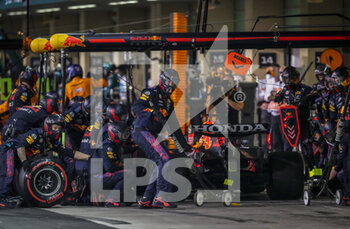 2021-12-12 - 33 VERSTAPPEN Max (nld), Red Bull Racing Honda RB16B, action, pit stop during the Formula 1 Etihad Airways Abu Dhabi Grand Prix 2021, 22th round of the 2021 FIA Formula One World Championship from December 10 to 12, 2021 on the Yas Marina Circuit, in Yas Island, Abu Dhabi - FORMULA 1 ETIHAD AIRWAYS ABU DHABI GRAND PRIX 2021, 22TH ROUND OF THE 2021 FIA FORMULA ONE WORLD CHAMPIONSHIP - FORMULA 1 - MOTORS