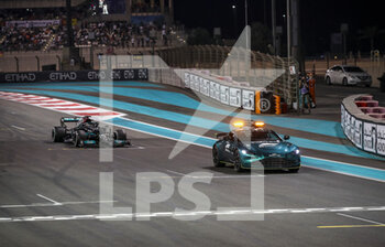2021-12-12 - 44 HAMILTON Lewis (gbr), Mercedes AMG F1 GP W12 E Performance, action, safety car during the Formula 1 Etihad Airways Abu Dhabi Grand Prix 2021, 22th round of the 2021 FIA Formula One World Championship from December 10 to 12, 2021 on the Yas Marina Circuit, in Yas Island, Abu Dhabi - FORMULA 1 ETIHAD AIRWAYS ABU DHABI GRAND PRIX 2021, 22TH ROUND OF THE 2021 FIA FORMULA ONE WORLD CHAMPIONSHIP - FORMULA 1 - MOTORS