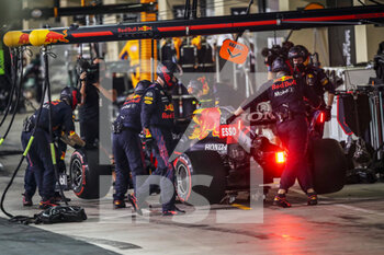 2021-12-12 - 11 PEREZ Sergio (mex), Red Bull Racing Honda RB16B, action, pit stop during the Formula 1 Etihad Airways Abu Dhabi Grand Prix 2021, 22th round of the 2021 FIA Formula One World Championship from December 10 to 12, 2021 on the Yas Marina Circuit, in Yas Island, Abu Dhabi - FORMULA 1 ETIHAD AIRWAYS ABU DHABI GRAND PRIX 2021, 22TH ROUND OF THE 2021 FIA FORMULA ONE WORLD CHAMPIONSHIP - FORMULA 1 - MOTORS