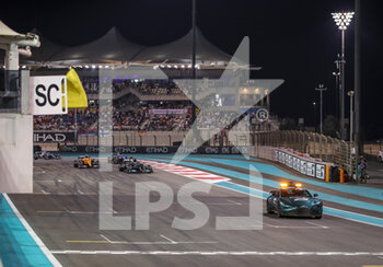 2021-12-12 - 44 HAMILTON Lewis (gbr), Mercedes AMG F1 GP W12 E Performance, action, safety car during the Formula 1 Etihad Airways Abu Dhabi Grand Prix 2021, 22th round of the 2021 FIA Formula One World Championship from December 10 to 12, 2021 on the Yas Marina Circuit, in Yas Island, Abu Dhabi - FORMULA 1 ETIHAD AIRWAYS ABU DHABI GRAND PRIX 2021, 22TH ROUND OF THE 2021 FIA FORMULA ONE WORLD CHAMPIONSHIP - FORMULA 1 - MOTORS
