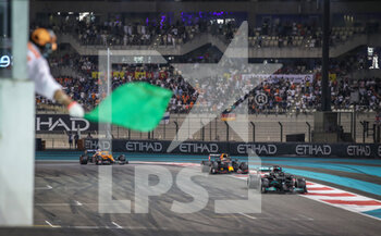 2021-12-12 - Green flag for 44 HAMILTON Lewis (gbr), Mercedes AMG F1 GP W12 E Performance, action and 33 VERSTAPPEN Max (nld), Red Bull Racing Honda RB16B during the Formula 1 Etihad Airways Abu Dhabi Grand Prix 2021, 22th round of the 2021 FIA Formula One World Championship from December 10 to 12, 2021 on the Yas Marina Circuit, in Yas Island, Abu Dhabi - FORMULA 1 ETIHAD AIRWAYS ABU DHABI GRAND PRIX 2021, 22TH ROUND OF THE 2021 FIA FORMULA ONE WORLD CHAMPIONSHIP - FORMULA 1 - MOTORS