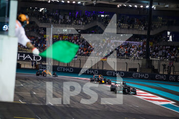 2021-12-12 - HAMILTON Lewis (gbr), Mercedes AMG F1 GP W12 E Performance, VERSTAPPEN Max (ned), Red Bull Racing Honda RB16B, action during the Formula 1 Etihad Airways Abu Dhabi Grand Prix 2021, 22th round of the 2021 FIA Formula One World Championship from December 10 to 12, 2021 on the Yas Marina Circuit, in Yas Island, Abu Dhabi - FORMULA 1 ETIHAD AIRWAYS ABU DHABI GRAND PRIX 2021, 22TH ROUND OF THE 2021 FIA FORMULA ONE WORLD CHAMPIONSHIP - FORMULA 1 - MOTORS