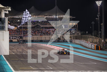 2021-12-12 - 33 VERSTAPPEN Max (nld), Red Bull Racing Honda RB16B, action, chequered flag, winner and world champion during the Formula 1 Etihad Airways Abu Dhabi Grand Prix 2021, 22th round of the 2021 FIA Formula One World Championship from December 10 to 12, 2021 on the Yas Marina Circuit, in Yas Island, Abu Dhabi - FORMULA 1 ETIHAD AIRWAYS ABU DHABI GRAND PRIX 2021, 22TH ROUND OF THE 2021 FIA FORMULA ONE WORLD CHAMPIONSHIP - FORMULA 1 - MOTORS