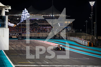 2021-12-12 - VERSTAPPEN Max (ned), Red Bull Racing Honda RB16B, HAMILTON Lewis (gbr), Mercedes AMG F1 GP W12 E Performance, action during the Formula 1 Etihad Airways Abu Dhabi Grand Prix 2021, 22th round of the 2021 FIA Formula One World Championship from December 10 to 12, 2021 on the Yas Marina Circuit, in Yas Island, Abu Dhabi - FORMULA 1 ETIHAD AIRWAYS ABU DHABI GRAND PRIX 2021, 22TH ROUND OF THE 2021 FIA FORMULA ONE WORLD CHAMPIONSHIP - FORMULA 1 - MOTORS
