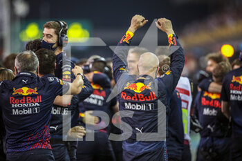 2021-12-12 - Team Red Bull celebrating the world title during the Formula 1 Etihad Airways Abu Dhabi Grand Prix 2021, 22th round of the 2021 FIA Formula One World Championship from December 10 to 12, 2021 on the Yas Marina Circuit, in Yas Island, Abu Dhabi - FORMULA 1 ETIHAD AIRWAYS ABU DHABI GRAND PRIX 2021, 22TH ROUND OF THE 2021 FIA FORMULA ONE WORLD CHAMPIONSHIP - FORMULA 1 - MOTORS