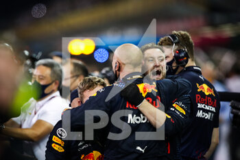 2021-12-12 - Red Bull Racing, ambiance celebrating during the Formula 1 Etihad Airways Abu Dhabi Grand Prix 2021, 22th round of the 2021 FIA Formula One World Championship from December 10 to 12, 2021 on the Yas Marina Circuit, in Yas Island, Abu Dhabi - FORMULA 1 ETIHAD AIRWAYS ABU DHABI GRAND PRIX 2021, 22TH ROUND OF THE 2021 FIA FORMULA ONE WORLD CHAMPIONSHIP - FORMULA 1 - MOTORS