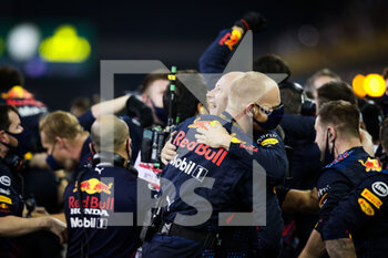 2021-12-12 - Red Bull Racing, ambiance celebrating during the Formula 1 Etihad Airways Abu Dhabi Grand Prix 2021, 22th round of the 2021 FIA Formula One World Championship from December 10 to 12, 2021 on the Yas Marina Circuit, in Yas Island, Abu Dhabi - FORMULA 1 ETIHAD AIRWAYS ABU DHABI GRAND PRIX 2021, 22TH ROUND OF THE 2021 FIA FORMULA ONE WORLD CHAMPIONSHIP - FORMULA 1 - MOTORS