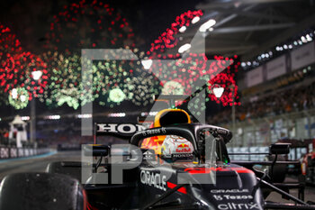 2021-12-12 - VERSTAPPEN Max (nld), Red Bull Racing Honda RB16B, portrait, celebrating his win and first world title at 24 years old during the Formula 1 Etihad Airways Abu Dhabi Grand Prix 2021, 22th round of the 2021 FIA Formula One World Championship from December 10 to 12, 2021 on the Yas Marina Circuit, in Yas Island, Abu Dhabi - FORMULA 1 ETIHAD AIRWAYS ABU DHABI GRAND PRIX 2021, 22TH ROUND OF THE 2021 FIA FORMULA ONE WORLD CHAMPIONSHIP - FORMULA 1 - MOTORS