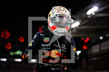 2021-12-12 - VERSTAPPEN Max (ned), Red Bull Racing Honda RB16B, portrait celebrating Wolrd Champion during the Formula 1 Etihad Airways Abu Dhabi Grand Prix 2021, 22th round of the 2021 FIA Formula One World Championship from December 10 to 12, 2021 on the Yas Marina Circuit, in Yas Island, Abu Dhabi - FORMULA 1 ETIHAD AIRWAYS ABU DHABI GRAND PRIX 2021, 22TH ROUND OF THE 2021 FIA FORMULA ONE WORLD CHAMPIONSHIP - FORMULA 1 - MOTORS