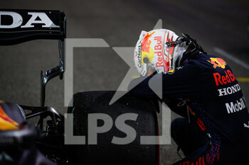 2021-12-12 - VERSTAPPEN Max (ned), Red Bull Racing Honda RB16B, portrait celebrating Wolrd Champion during the Formula 1 Etihad Airways Abu Dhabi Grand Prix 2021, 22th round of the 2021 FIA Formula One World Championship from December 10 to 12, 2021 on the Yas Marina Circuit, in Yas Island, Abu Dhabi - FORMULA 1 ETIHAD AIRWAYS ABU DHABI GRAND PRIX 2021, 22TH ROUND OF THE 2021 FIA FORMULA ONE WORLD CHAMPIONSHIP - FORMULA 1 - MOTORS