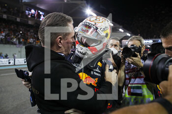 2021-12-12 - VERSTAPPEN Max (ned), Red Bull Racing Honda RB16B, VERSTAPPEN Jos (ned) celebrating his 1st title during the Formula 1 Etihad Airways Abu Dhabi Grand Prix 2021, 22th round of the 2021 FIA Formula One World Championship from December 10 to 12, 2021 on the Yas Marina Circuit, in Yas Island, Abu Dhabi - FORMULA 1 ETIHAD AIRWAYS ABU DHABI GRAND PRIX 2021, 22TH ROUND OF THE 2021 FIA FORMULA ONE WORLD CHAMPIONSHIP - FORMULA 1 - MOTORS