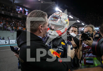 2021-12-12 - VERSTAPPEN Max (nld), Red Bull Racing Honda RB16B, portrait, celebrating his win and first world title at 24 years old with his father Jos during the Formula 1 Etihad Airways Abu Dhabi Grand Prix 2021, 22th round of the 2021 FIA Formula One World Championship from December 10 to 12, 2021 on the Yas Marina Circuit, in Yas Island, Abu Dhabi - FORMULA 1 ETIHAD AIRWAYS ABU DHABI GRAND PRIX 2021, 22TH ROUND OF THE 2021 FIA FORMULA ONE WORLD CHAMPIONSHIP - FORMULA 1 - MOTORS