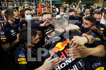 2021-12-12 - VERSTAPPEN Max (ned), Red Bull Racing Honda RB16B, portrait celebrating Wolrd Championship winning with the team during the Formula 1 Etihad Airways Abu Dhabi Grand Prix 2021, 22th round of the 2021 FIA Formula One World Championship from December 10 to 12, 2021 on the Yas Marina Circuit, in Yas Island, Abu Dhabi - FORMULA 1 ETIHAD AIRWAYS ABU DHABI GRAND PRIX 2021, 22TH ROUND OF THE 2021 FIA FORMULA ONE WORLD CHAMPIONSHIP - FORMULA 1 - MOTORS