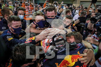 2021-12-12 - VERSTAPPEN Max (nld), Red Bull Racing Honda RB16B, portrait, celebrating his win and first world title at 24 years old during the Formula 1 Etihad Airways Abu Dhabi Grand Prix 2021, 22th round of the 2021 FIA Formula One World Championship from December 10 to 12, 2021 on the Yas Marina Circuit, in Yas Island, Abu Dhabi - FORMULA 1 ETIHAD AIRWAYS ABU DHABI GRAND PRIX 2021, 22TH ROUND OF THE 2021 FIA FORMULA ONE WORLD CHAMPIONSHIP - FORMULA 1 - MOTORS