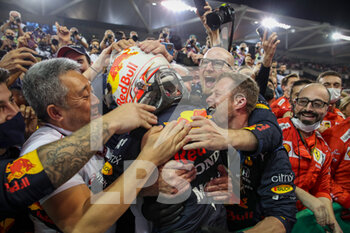 2021-12-12 - VERSTAPPEN Max (nld), Red Bull Racing Honda RB16B, portrait, celebrating his win and first world title at 24 years old with his team and TANABE Toyoharu, Technical Director of Honda Racing F1 during the Formula 1 Etihad Airways Abu Dhabi Grand Prix 2021, 22th round of the 2021 FIA Formula One World Championship from December 10 to 12, 2021 on the Yas Marina Circuit, in Yas Island, Abu Dhabi - FORMULA 1 ETIHAD AIRWAYS ABU DHABI GRAND PRIX 2021, 22TH ROUND OF THE 2021 FIA FORMULA ONE WORLD CHAMPIONSHIP - FORMULA 1 - MOTORS