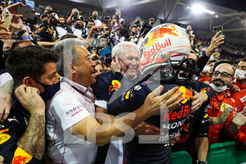 2021-12-12 - VERSTAPPEN Max (ned), Red Bull Racing Honda RB16B, portrait celebrating Wolrd Championship winning with the team during the Formula 1 Etihad Airways Abu Dhabi Grand Prix 2021, 22th round of the 2021 FIA Formula One World Championship from December 10 to 12, 2021 on the Yas Marina Circuit, in Yas Island, Abu Dhabi - FORMULA 1 ETIHAD AIRWAYS ABU DHABI GRAND PRIX 2021, 22TH ROUND OF THE 2021 FIA FORMULA ONE WORLD CHAMPIONSHIP - FORMULA 1 - MOTORS