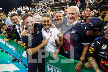 2021-12-12 - HORNER Christian (gbr), Team Principal of Red Bull Racing, MARKO Helmut (aut), Drivers' Manager of Red Bull Racing, and Honda racing celebrating during the Formula 1 Etihad Airways Abu Dhabi Grand Prix 2021, 22th round of the 2021 FIA Formula One World Championship from December 10 to 12, 2021 on the Yas Marina Circuit, in Yas Island, Abu Dhabi - FORMULA 1 ETIHAD AIRWAYS ABU DHABI GRAND PRIX 2021, 22TH ROUND OF THE 2021 FIA FORMULA ONE WORLD CHAMPIONSHIP - FORMULA 1 - MOTORS